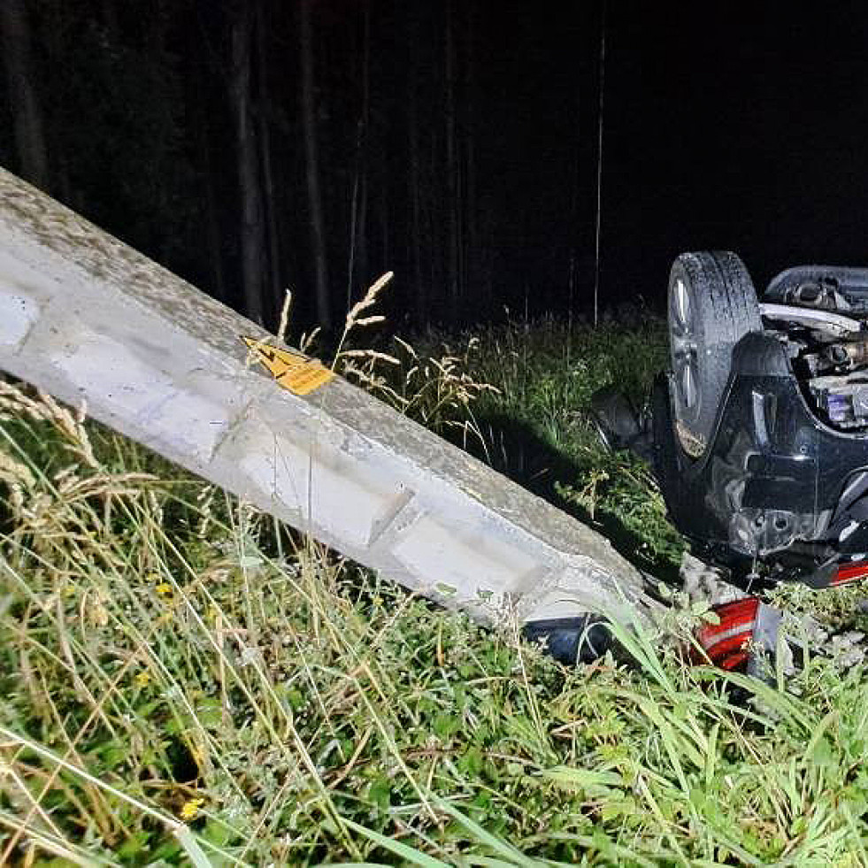 Un herido en Muxía tras salirse de la carretera y volcar con su coche