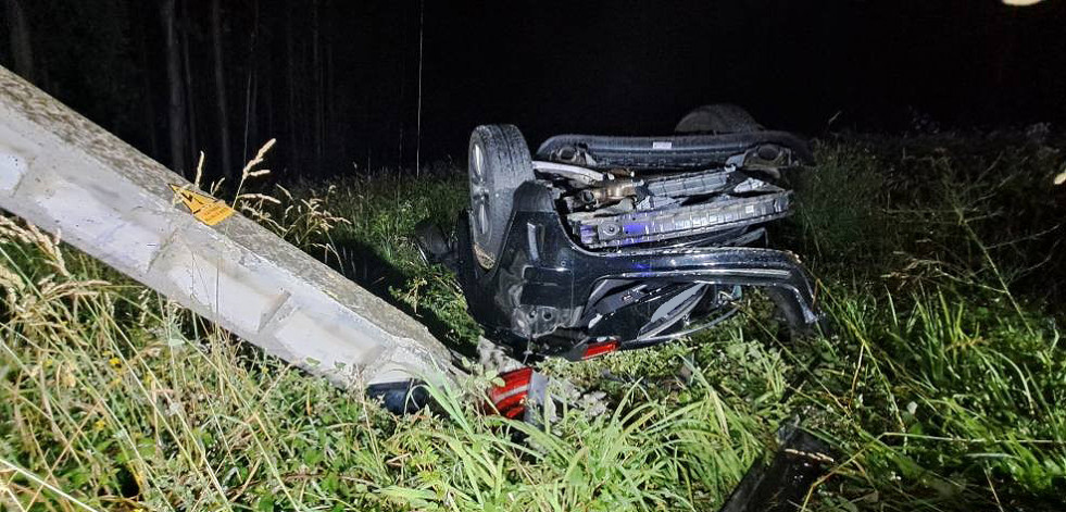 Un herido en Muxía tras salirse de la carretera y volcar con su coche
