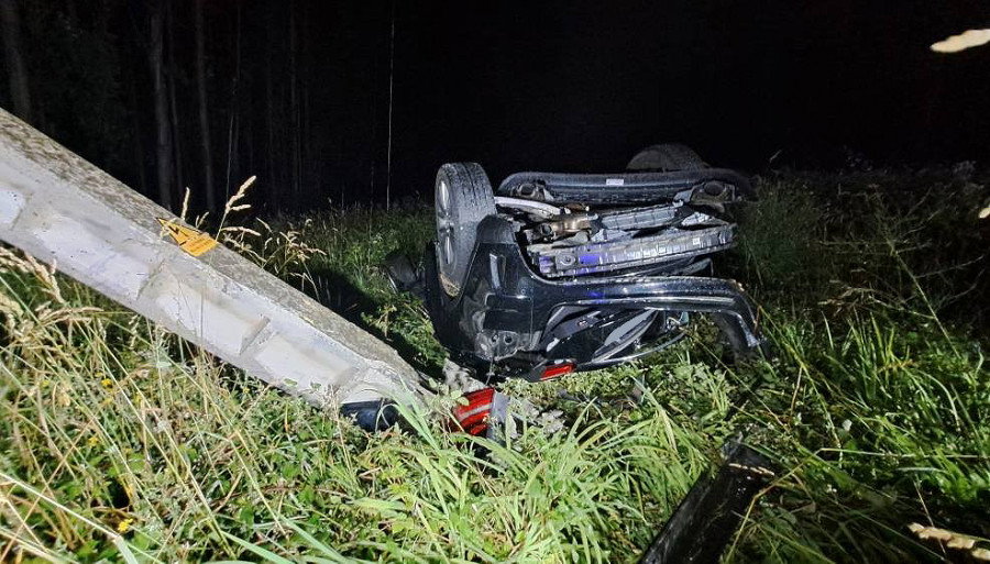 Un herido en Muxía tras salirse de la carretera y volcar con su coche