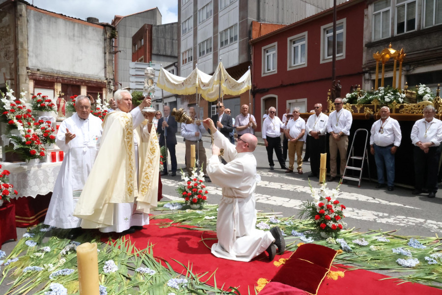 Devoción, música y mucha animación en el San Xoán carballés