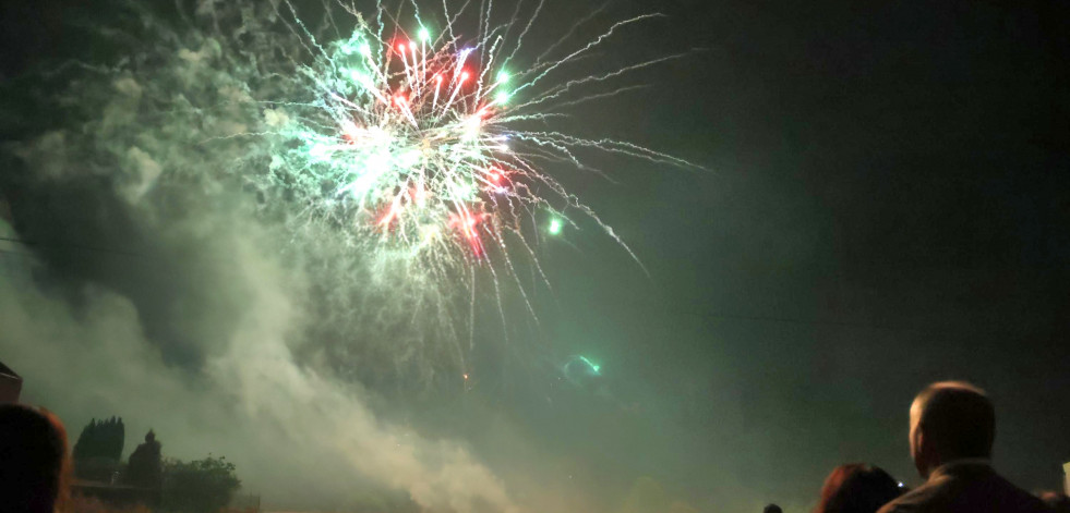 Gran sesión de fuegos artificiales en el San Xoán carballés