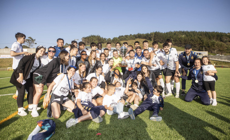 El Concello de Dumbría ofrece una recepción a los distintos equipos del club del fútbol local por su gran temporada