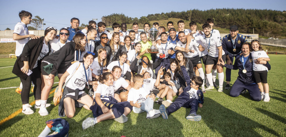 El Concello de Dumbría ofrece una recepción a los distintos equipos del club del fútbol local por su gran temporada