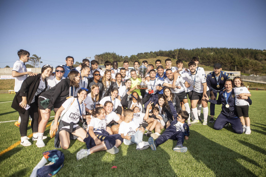 El Concello de Dumbría ofrece una recepción a los distintos equipos del club del fútbol local por su gran temporada
