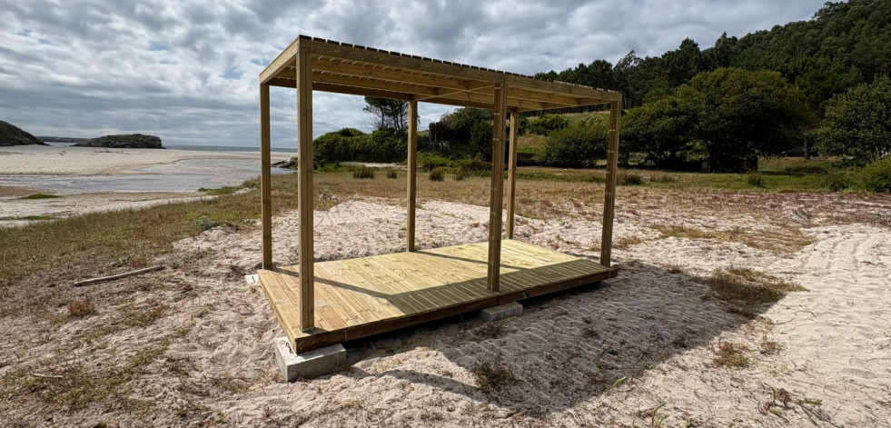 La playa de Niñóns, en Ponteceso, estrena una nueva zona de sombra