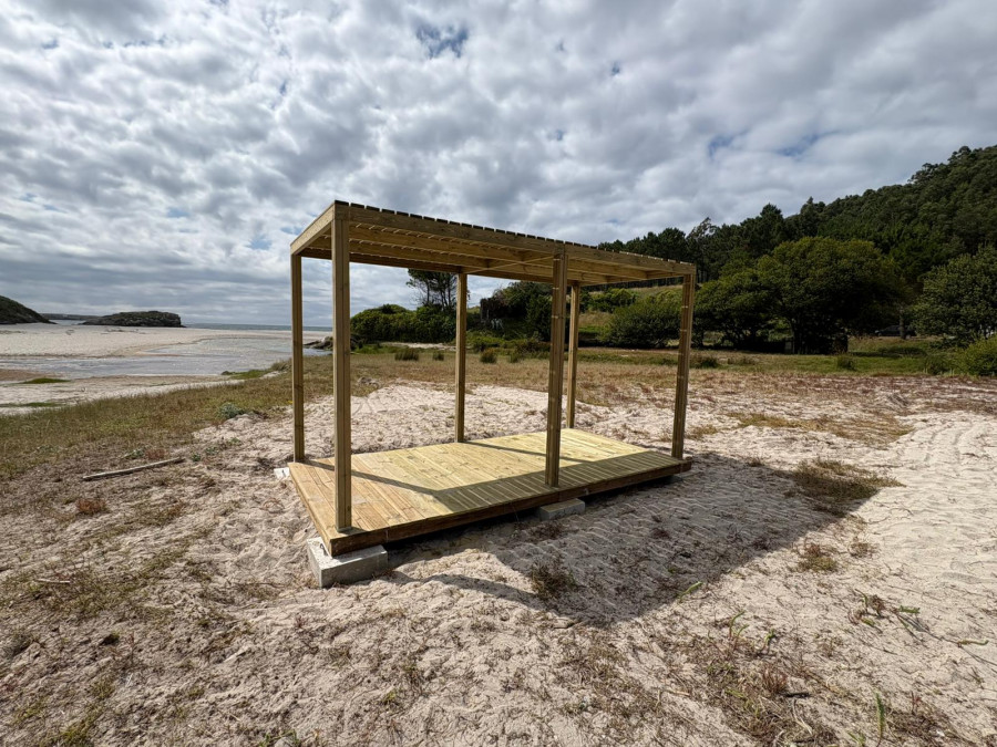 La playa de Niñóns, en Ponteceso, estrena una nueva zona de sombra