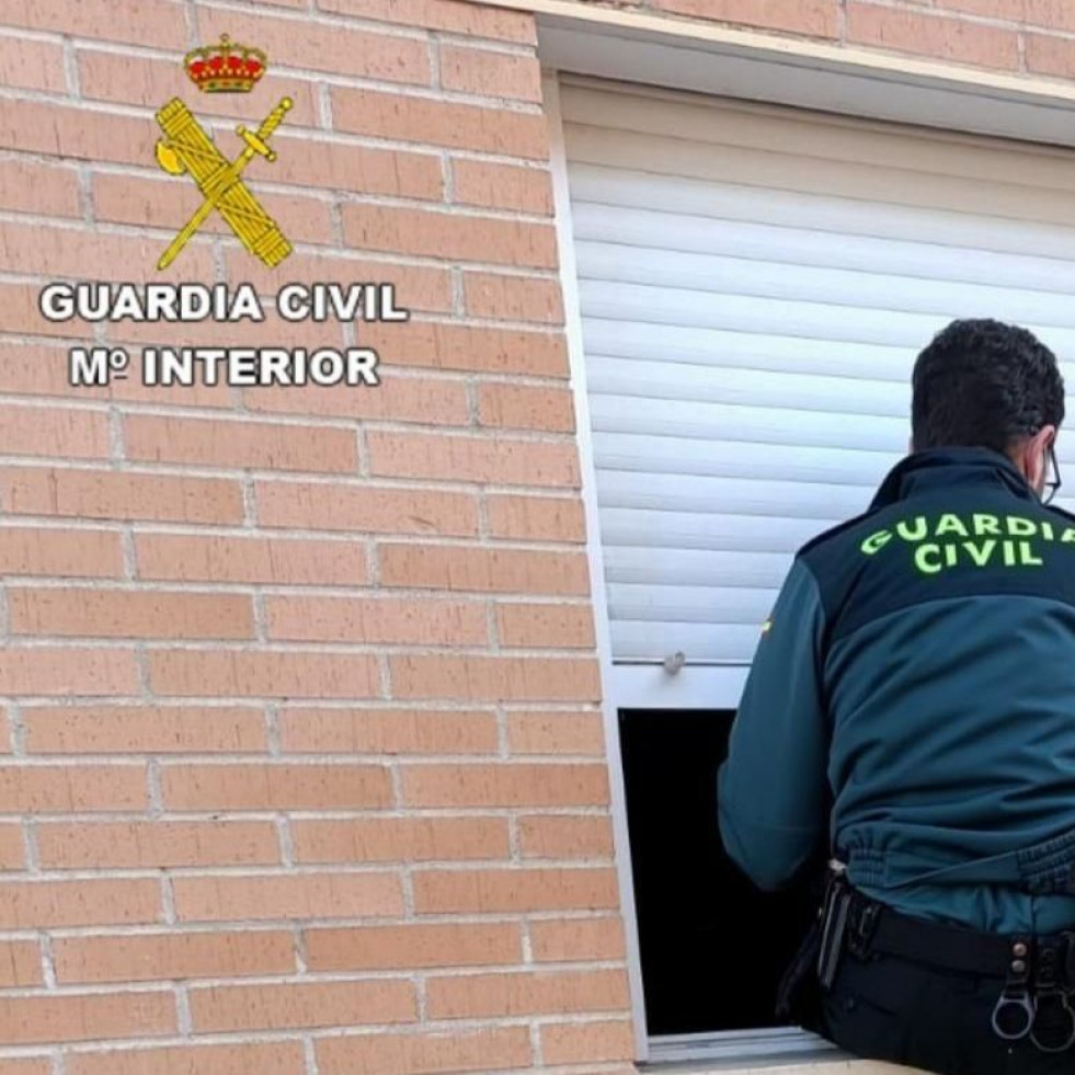 La Guardia Civil auxilia a un anciano de Paiosaco que se encontraba desorientado