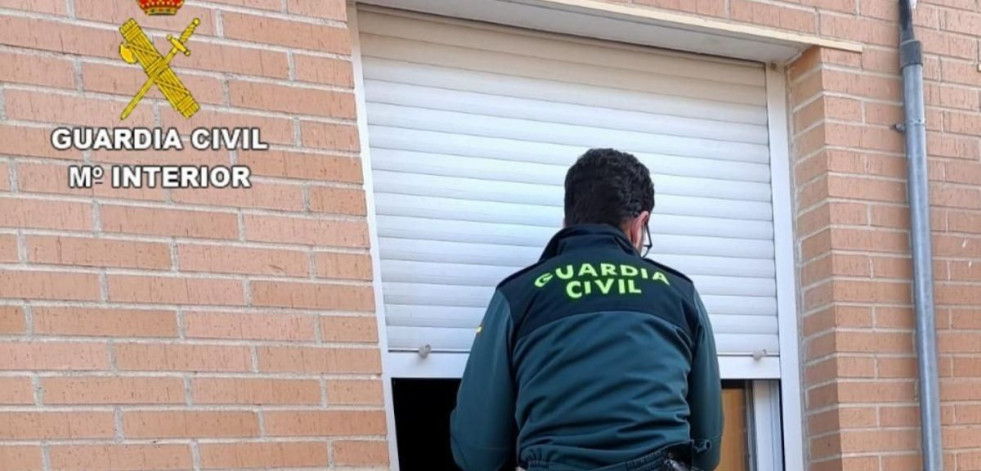 La Guardia Civil auxilia a un anciano de Paiosaco que se encontraba desorientado