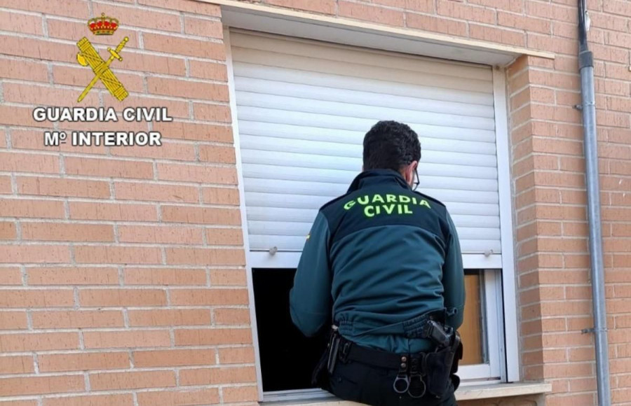 La Guardia Civil auxilia a un anciano de Paiosaco que se encontraba desorientado
