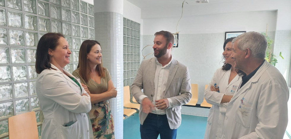 El PP destaca en una visita al centro de salud de Ponteceso el refuerzo de la sanidad en verano