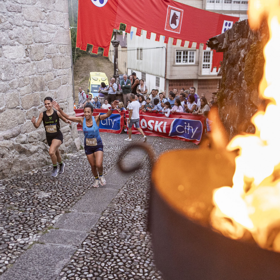 La Legua Irmandiña calienta el ambiente para la semana grande del Asalto ao Castelo de Vimianzo
