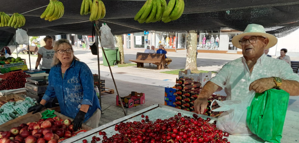 Las cerezas alcanzan precios de hasta ocho euros el kilo en la feria de Carballo