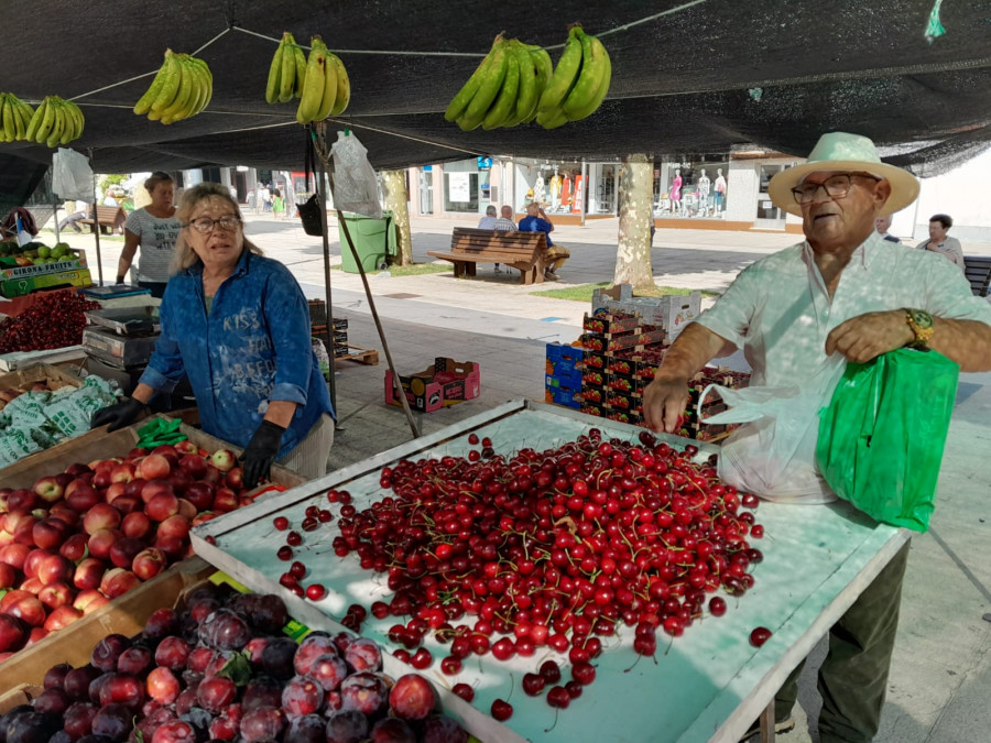 Las cerezas alcanzan precios de hasta ocho euros el kilo en la feria de Carballo