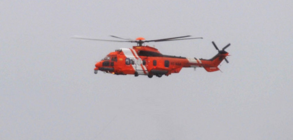 Auxilian a un marinero que cayó al mar a la altura de la lonja de Celeiro, en Viveiro