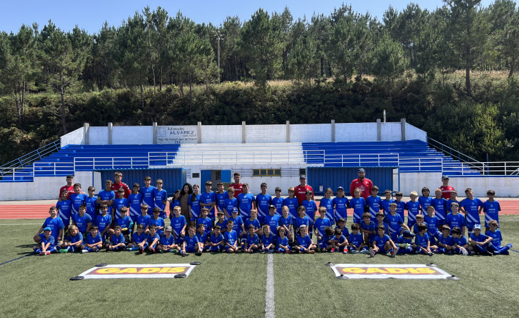 El DeporCampus de Cee reúne a 80 jóvenes futbolistas