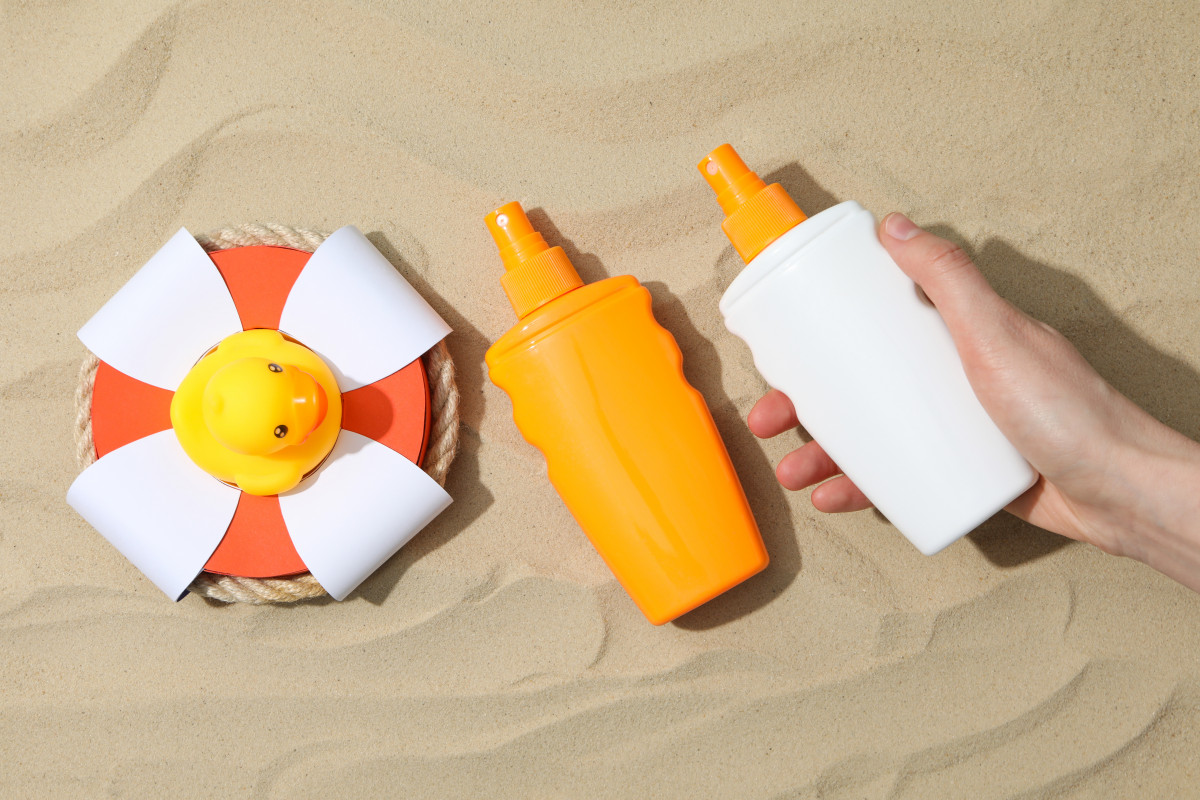 Concepto de vista superior de accesorios para el cuidado de la piel de verano