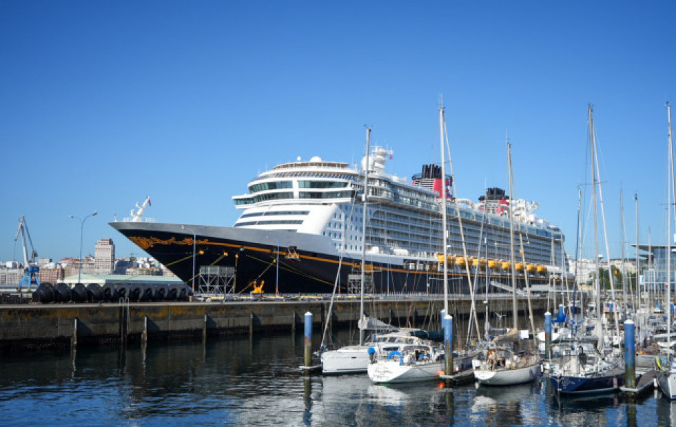 Un padre salta desde un crucero para rescatar a su hija que había caído al mar