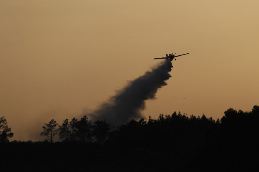 Controlados dos incendios en Pantón y Monforte tras arrasar algo más de 18 hectáreas