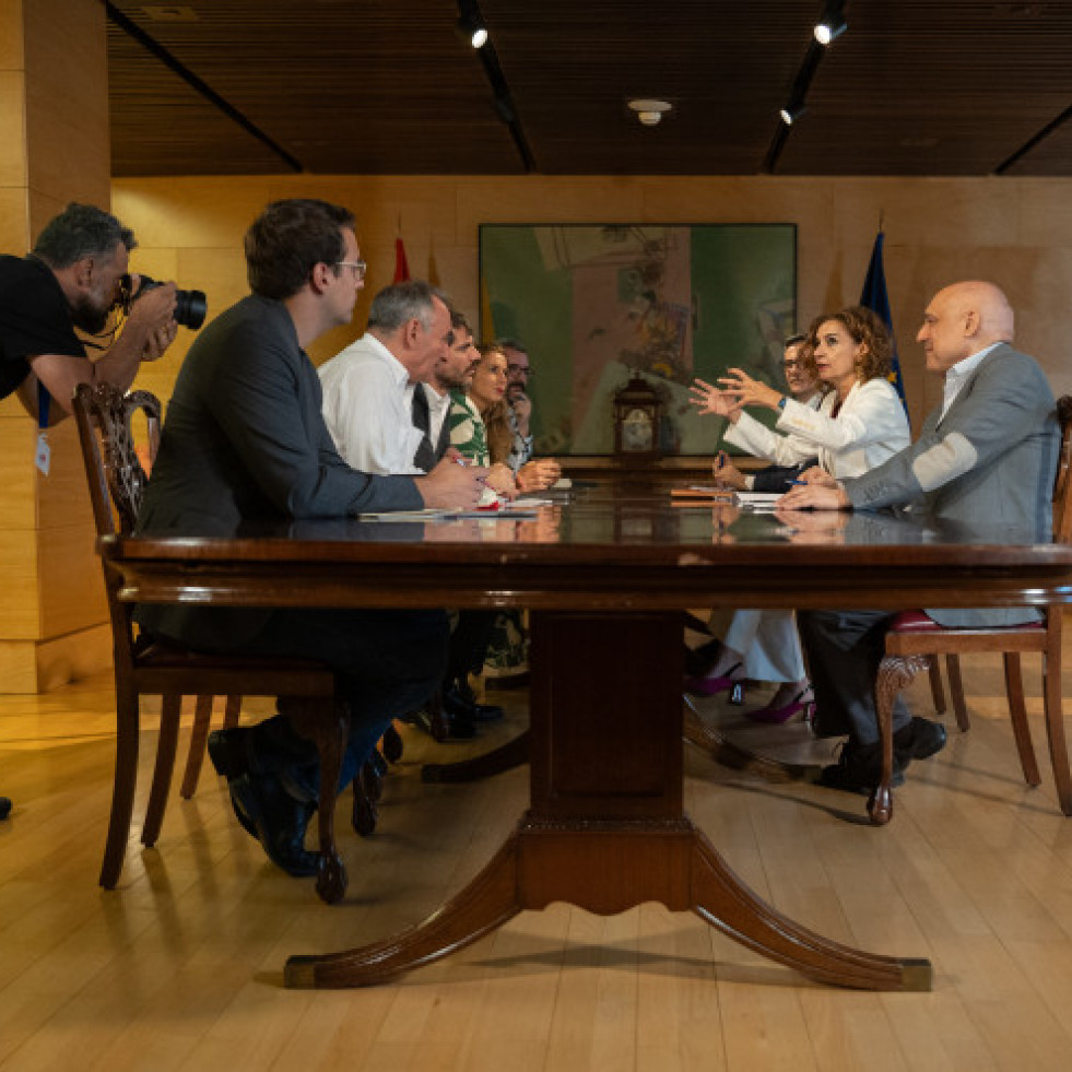 La presión de Sumar no logra arrancar medidas inmediatas al PSOE por el caso Cerdán