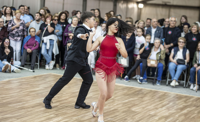 Más de un centenar de bailarines en la Gala de Bailes de Salón y Ritmos Latinos en Carballo