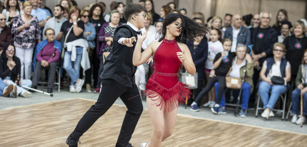 Más de un centenar de bailarines en la Gala de Bailes de Salón y Ritmos Latinos en Carballo