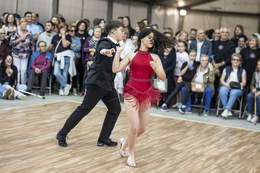 Más de un centenar de bailarines en la Gala de Bailes de Salón y Ritmos Latinos en Carballo