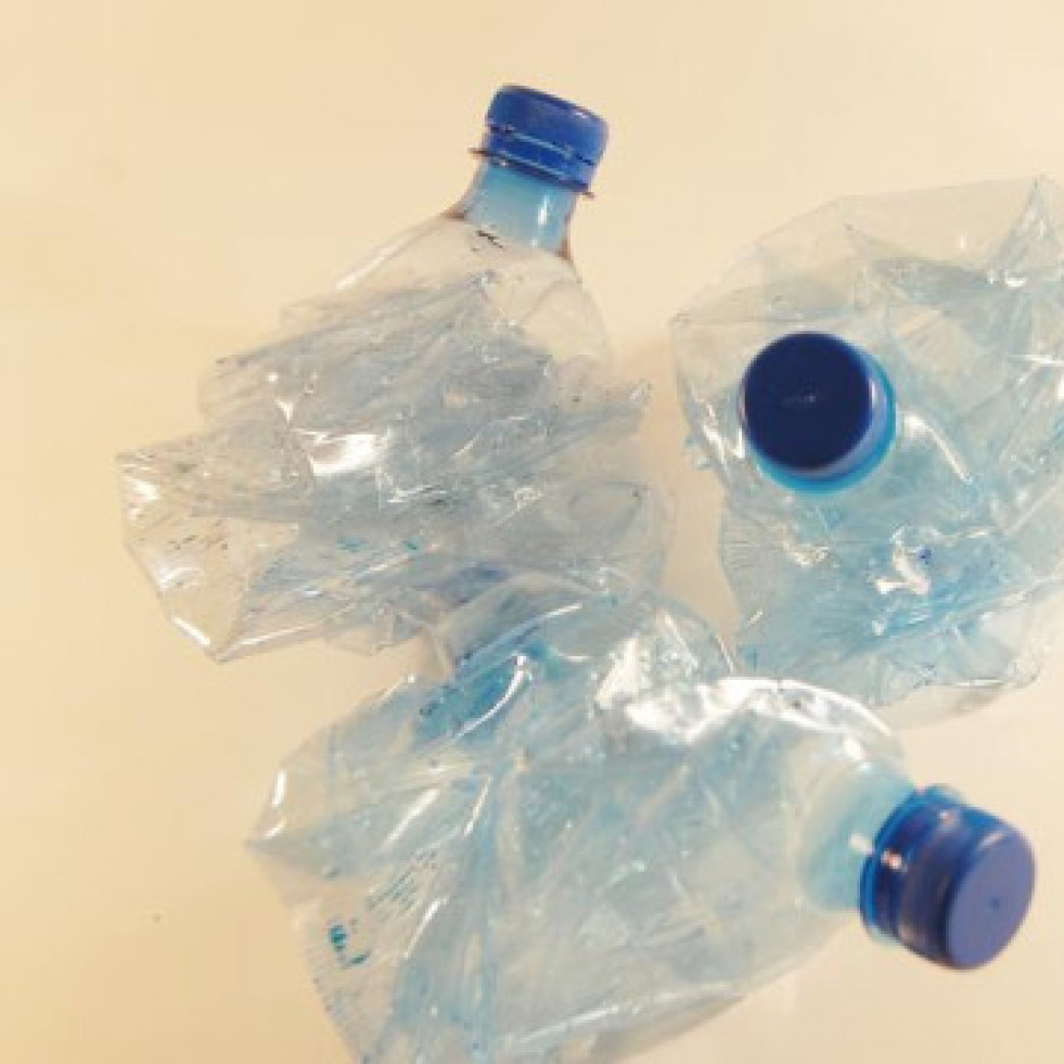 Handplasticpetalglassbluebeadproductjewellerywastegarbagecrystalrecyclingprocessingplasticbottlesbyp