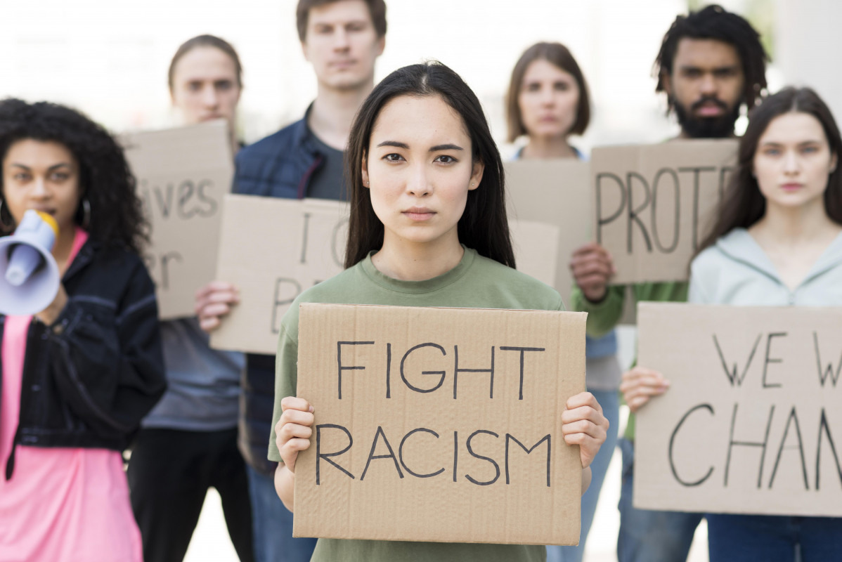 Grupo de personas con citas de lucha contra el racismo