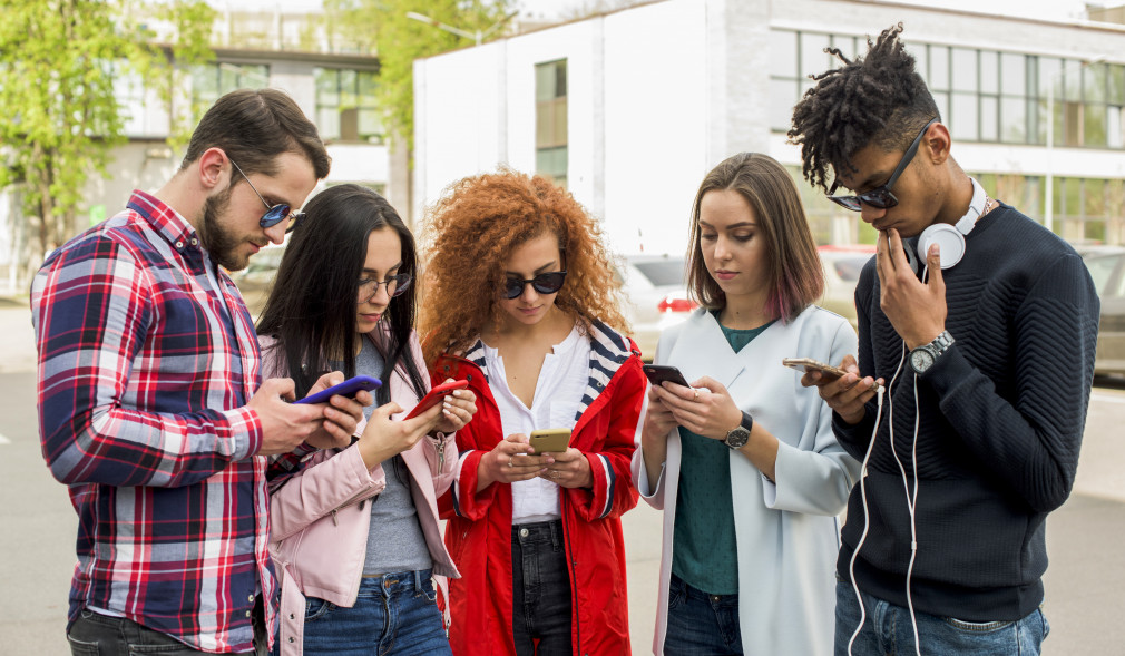 Vídeos racistas generados por IA con Veo 3 de Google causan una ola de indignación en TikTok