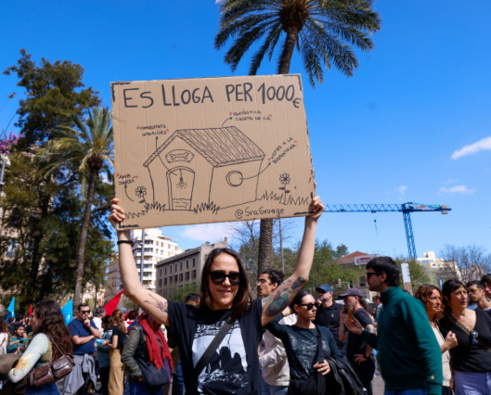 UnapersonaparticipaenunamanifestacinporlaviviendaenBarcelona