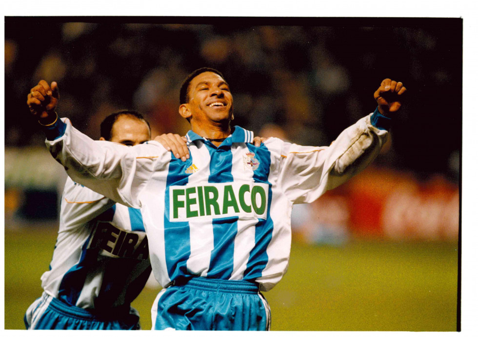 Djalminha celebra uno de sus tantos al Real Madrid en la temporada 1999 00   ARCHIVO DXT