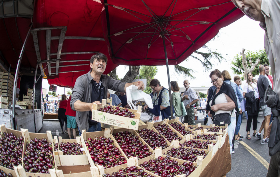 Comercializadas 8,7 toneladas en la Feira das Cereixas de Paiosaco