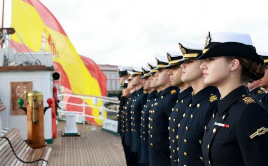 El 'Juan Sebastián Elcano', con la princesa a bordo, abandona Gijón y pone rumbo a Galicia