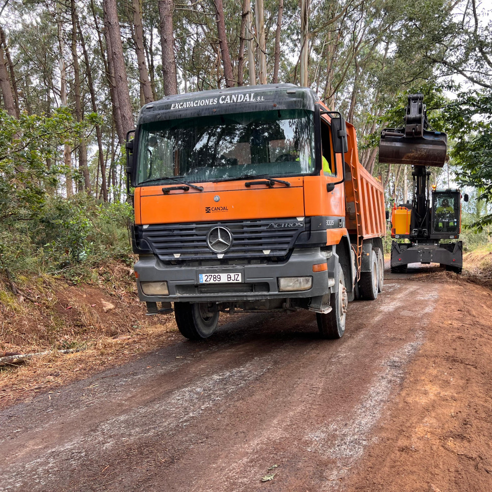 El Concello de A  Laracha invierte 80.000 euros en carreteras de distintos lugares de Lendo