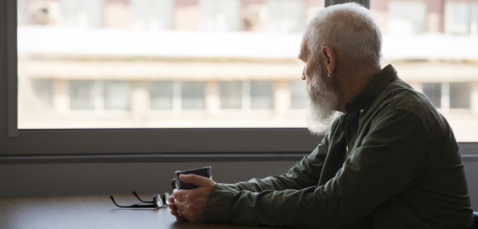 El aislamiento social, la soledad y la debilidad física crean un ciclo peligroso en la edad adulta