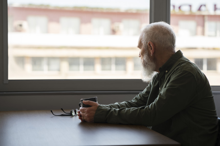 El aislamiento social, la soledad y la debilidad física crean un ciclo peligroso en la edad adulta