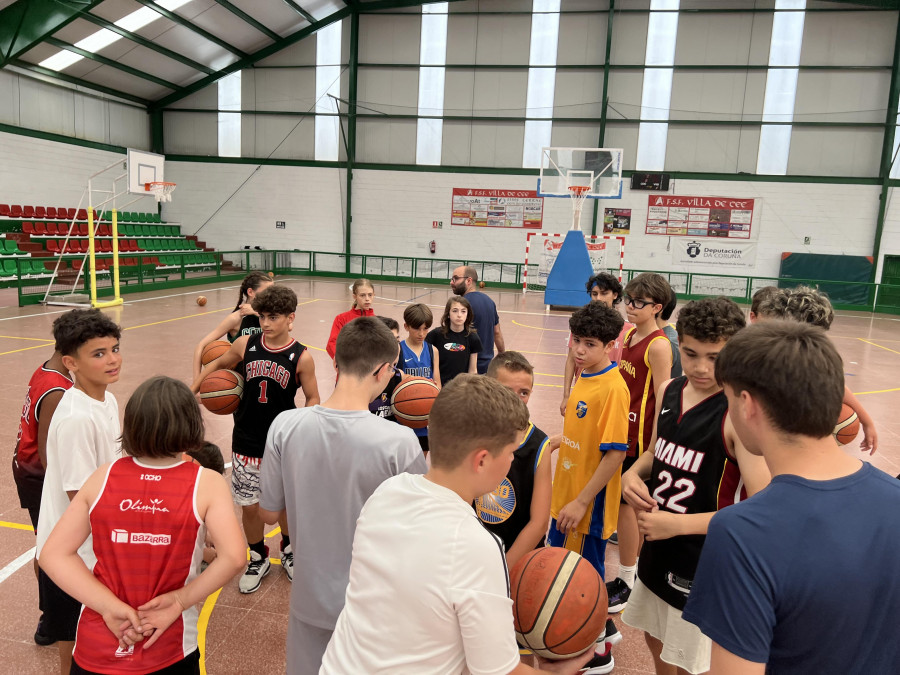 Tenis de mesa y baloncesto en el verano de Cee