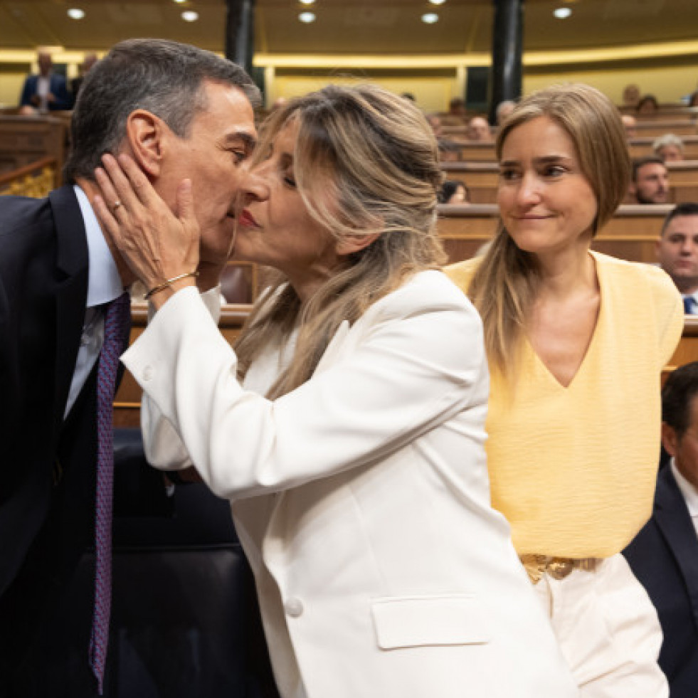 ElpresidentedelGobiernoPedroSnchezsaludaalavicepresidentasegundayministradeTrabajoYolandaDazduranteu