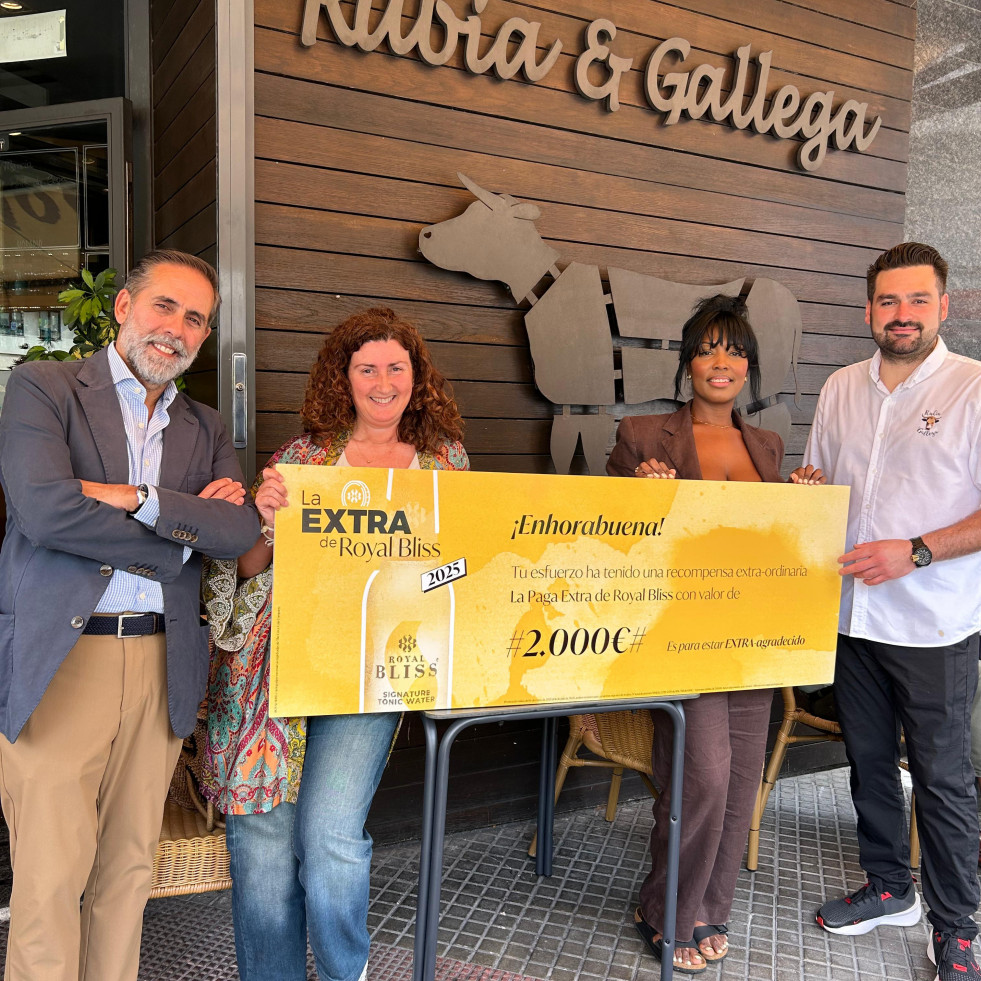El equipo de Rubia & Gallega recibió el premio de manos de Jose Angel Vigo, Delegado de A Coruña y Gema Dominguez, Gestora de Comunicación en Coca Cola Europacific Partners