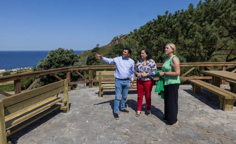 Do Campo visita las obras de mejora de varios miradores en el municipio de Laxe