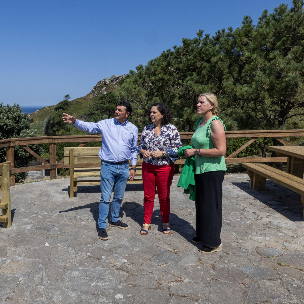 Do Campo visita las obras de mejora de varios miradores en el municipio de Laxe