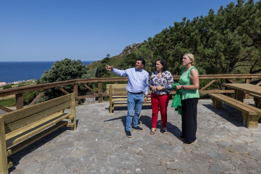 Do Campo visita las obras de mejora de varios miradores en el municipio de Laxe