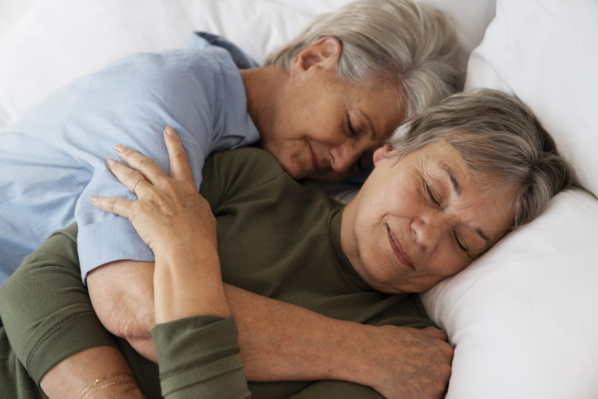 Pareja queer de tiro medio abrazandose