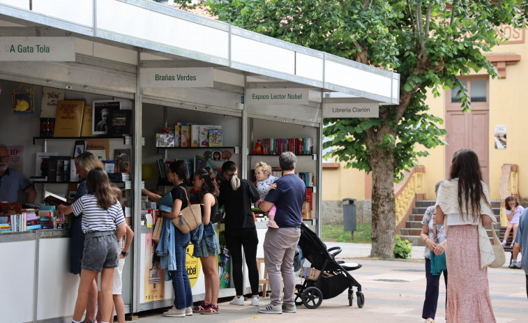 Magia, juegos y música inundan la Praza dos Libros en Carballo