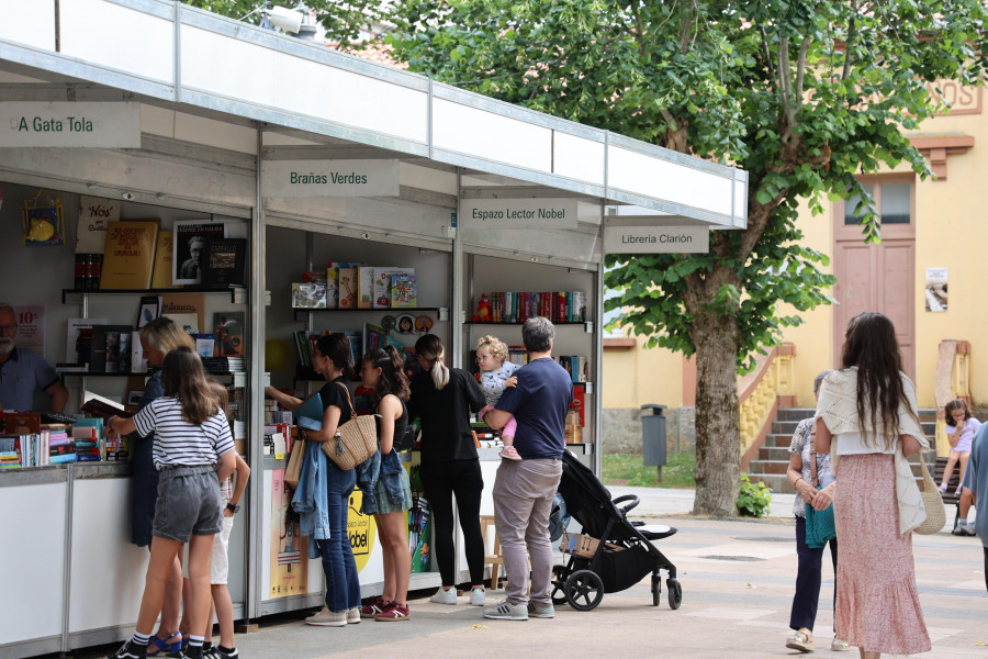 Magia, juegos y música inundan la Praza dos Libros en Carballo