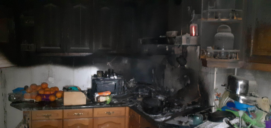 Un incendio en la cocina de una vivienda en Carballo moviliza a los servicios de emergencia durante la madrugada