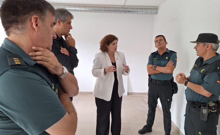 Rivas supervisa el avance de los trabajos de modernización del cuartel de Corcubión
