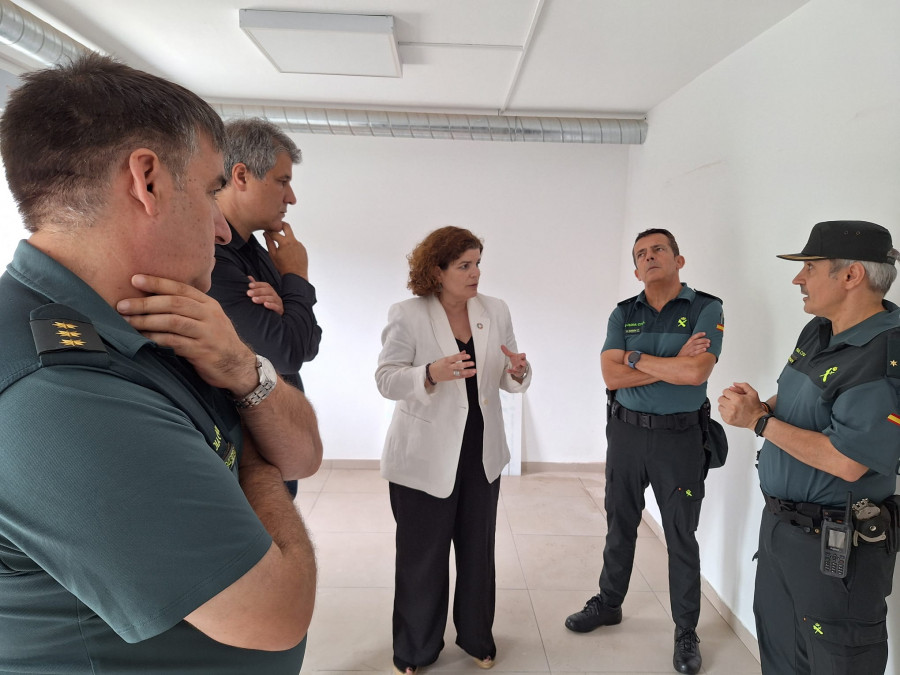 Rivas supervisa el avance de los trabajos de modernización del cuartel de Corcubión