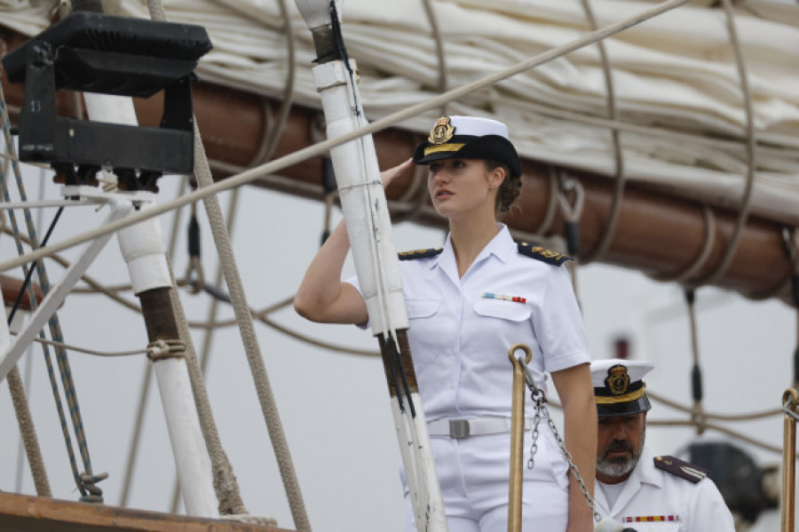 La princesa Leonor llega a Marín y finaliza su instrucción en el ‘Elcano’