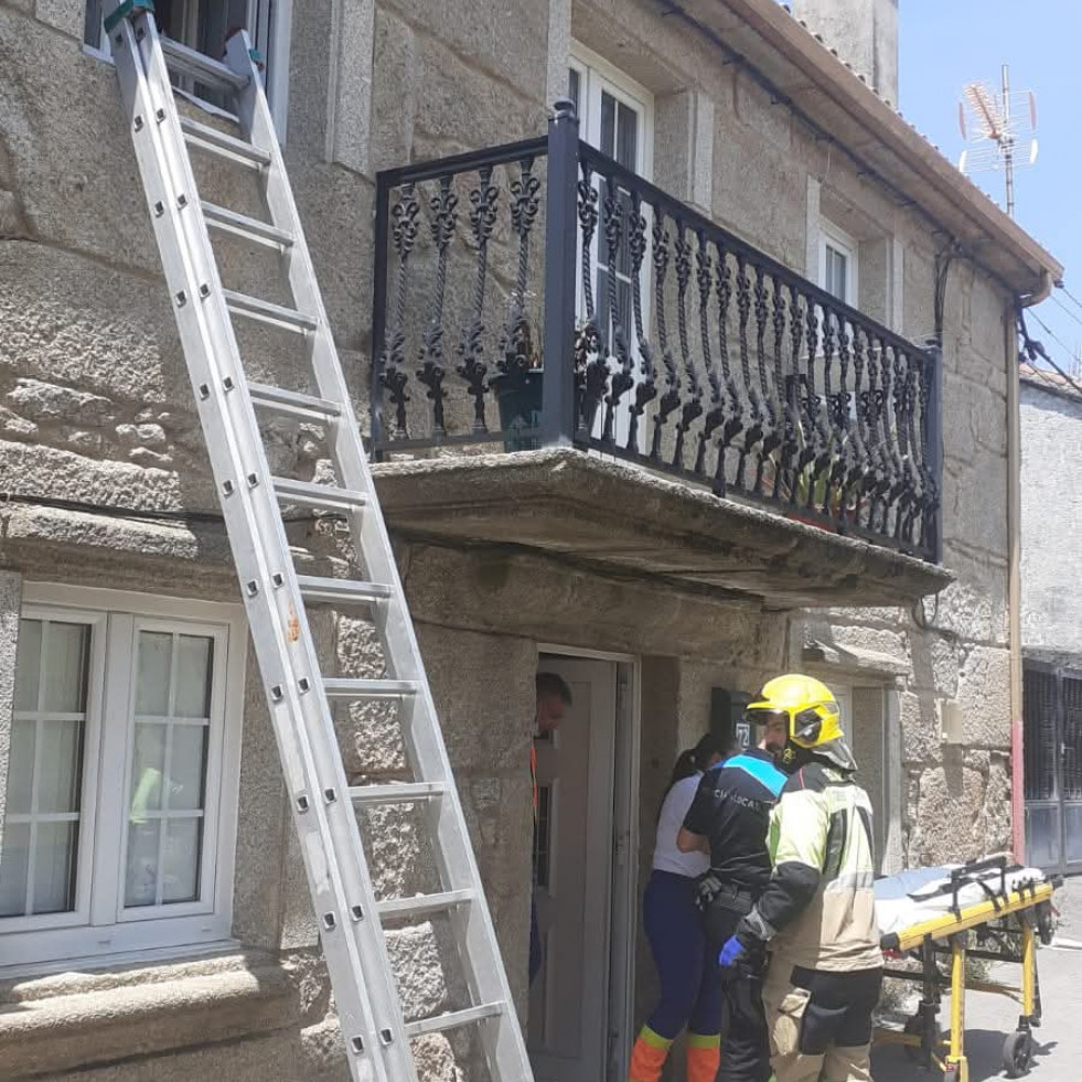 Los bomberos rescatan a un hombre de avanzada edad en un domicilio en Muxía